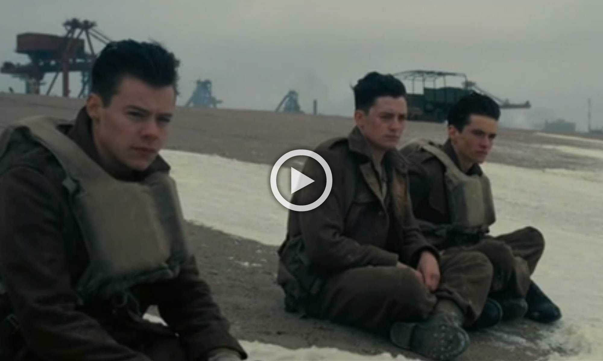 Harry Styles im Film Dunkirk am Strand sitzend