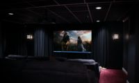Heimkino Do it Yourself altes Kinderzimmer Umbau Beamer Leinwand Kabel Anlage Verstärker Sound Couch