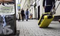 hassobjekt-menschen-die-rollkoffer-benutzen