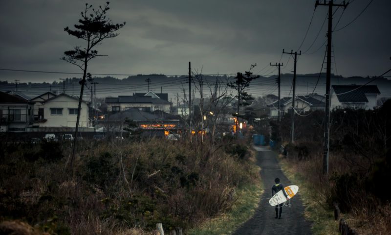 Jet Akira Surfen Surfboard Weg Wiese Baum Strommast