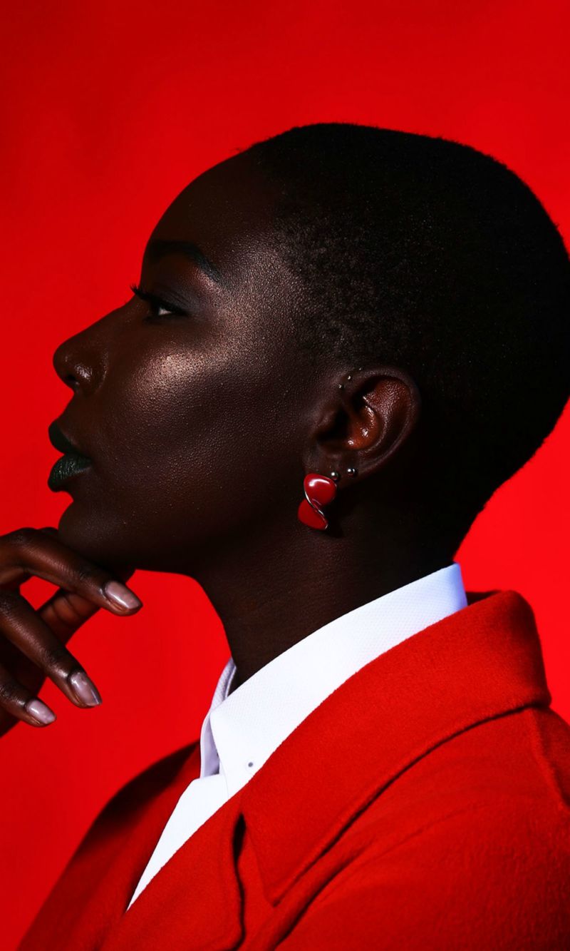 yannis guiba- Afrikanische Frau im roten Sakko- Portraitfotografie