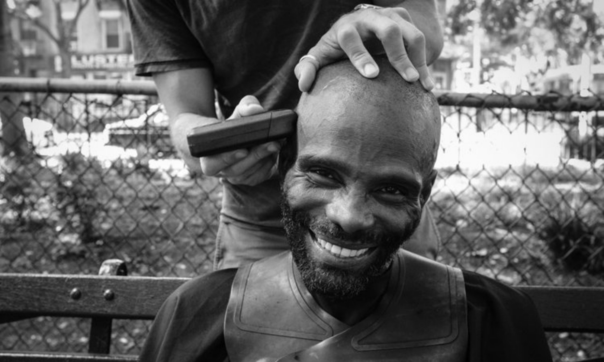 #DoSomethingForNothing Joshua Coombes Instagram Friseur Haare Haarschnitt Frisur Obdachlos Homeless Straße