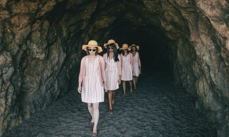 Diane Villadsen 5 of a kind Fotografie 5 Frauen gleiche Outfits