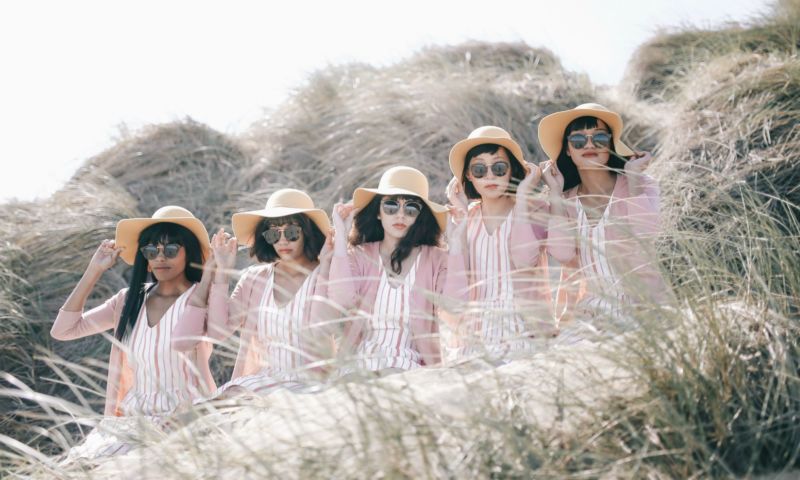 Diane Villadsen 5 of a kind Fotografie 5 Frauen gleiche Outfits