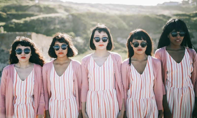 Diane Villadsen 5 of a kind Fotografie 5 Frauen gleiche Outfits