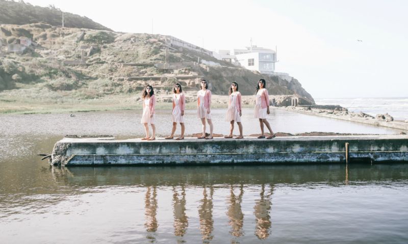 Diane Villadsen 5 of a kind Fotografie 5 Frauen gleiche Outfits