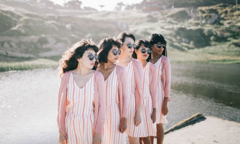 Diane Villadsen 5 of a kind Fotografie 5 Frauen gleiche Outfits