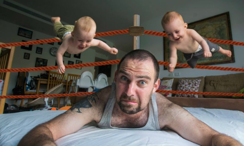 Babys Ring Fliegen Vater