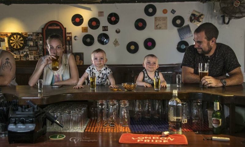 Babys Bier trinken Bar Kneipe