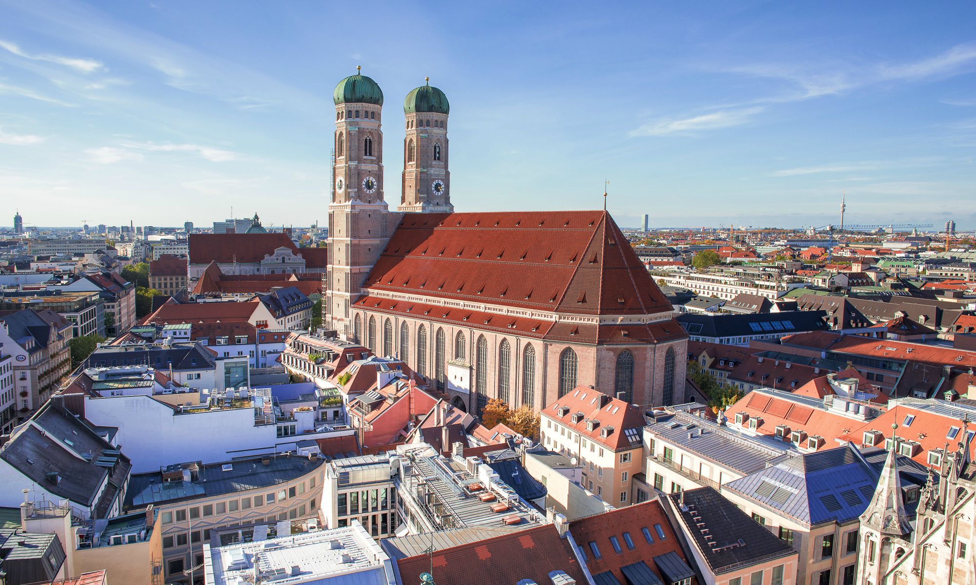 Kirche in Bayern bei blauem Himmel