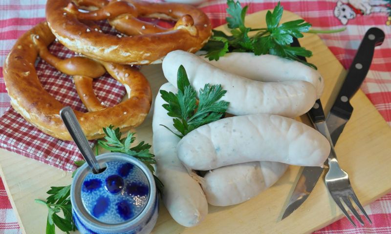 Wurst und Breze auf Brotzeitbrett