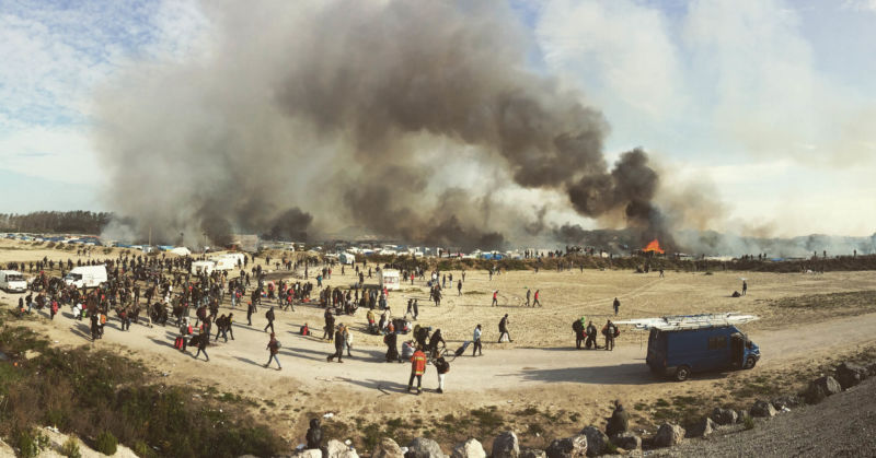 Flüchtlingscamp Feuer Rauchwolke Sand