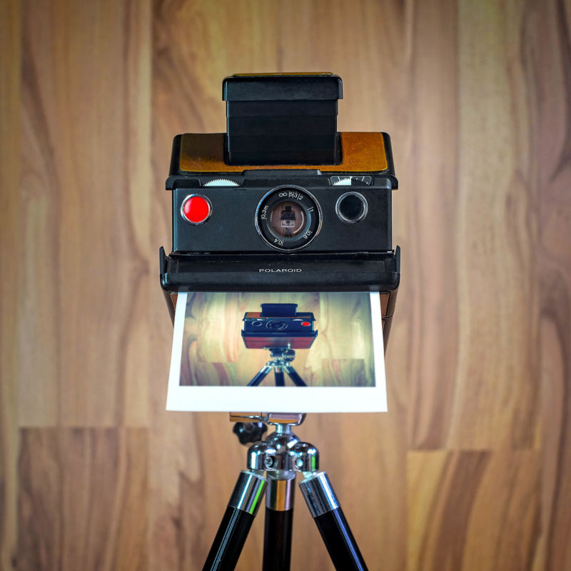 Kamera Polaroid SX 70 Jürgen Novotny Stativ CameraSelfies Bunt Tapete