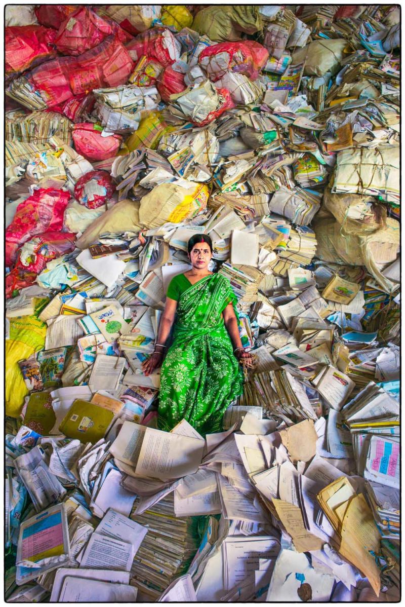 Inderin Frau grün Kleidung Bücher Müll