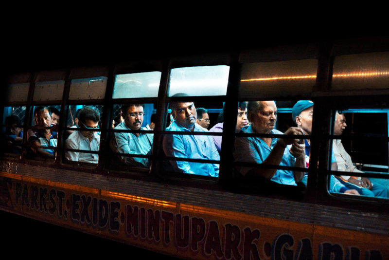 Männer Indien Bus Reihe Straßenverkehr