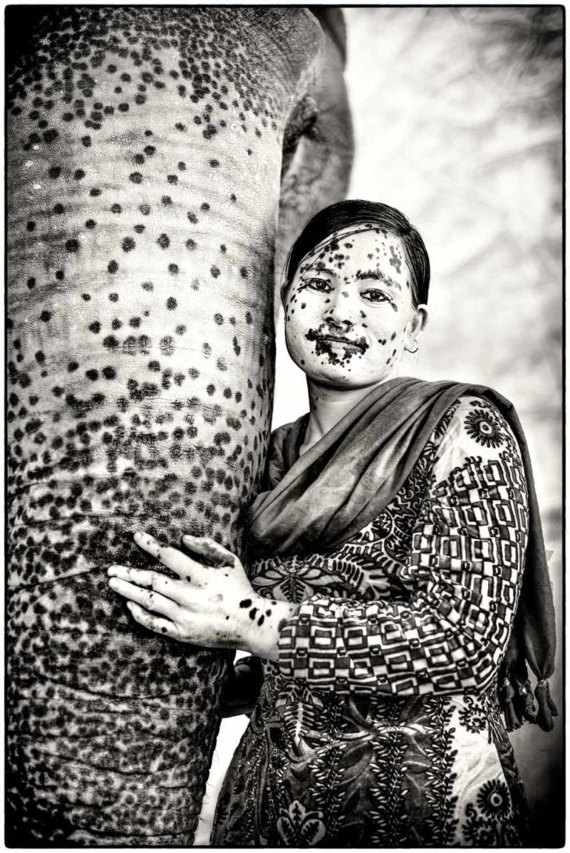 Inderin Frau Punkte Elefant Grau Schwarz Weiß