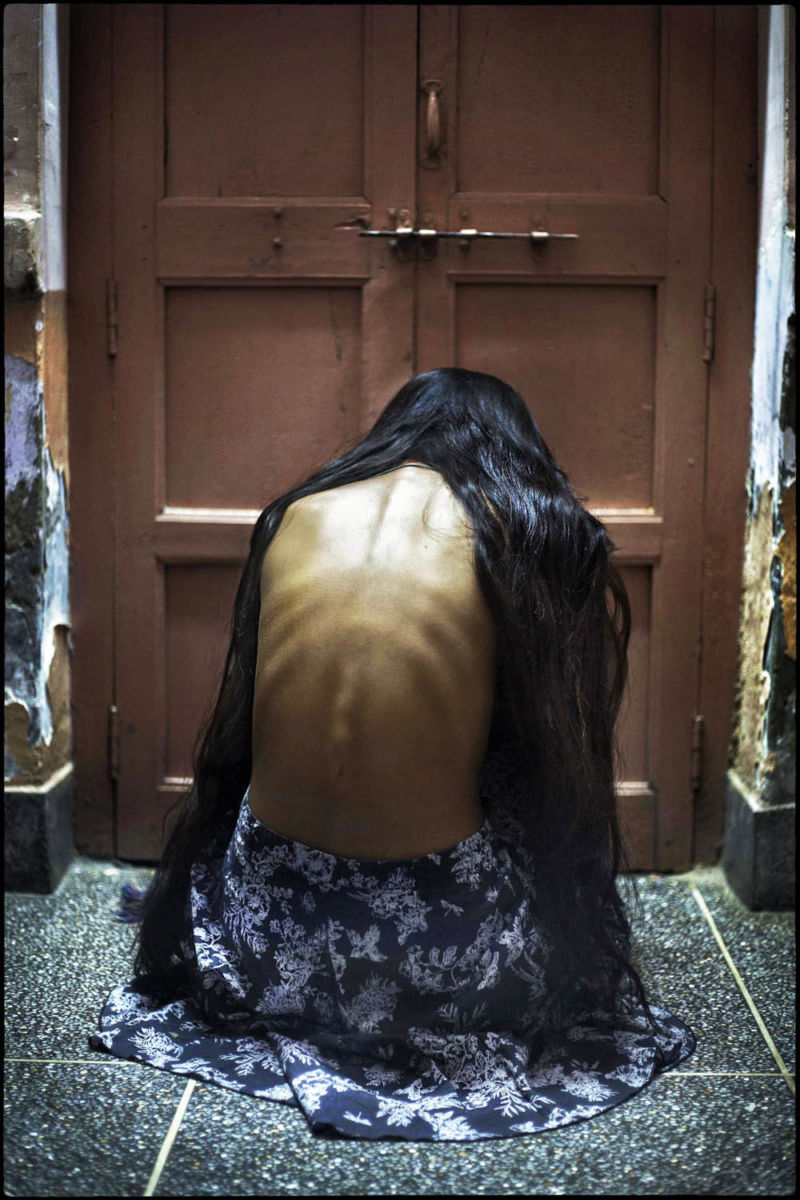 dünn indisch Mädchen lange Haare Rücken Knochen