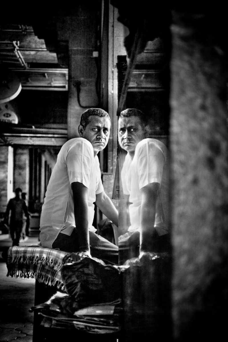 Inder Spiegel Blick Warten Sitzen