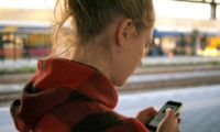 Frau Smartphone Tippen Handy