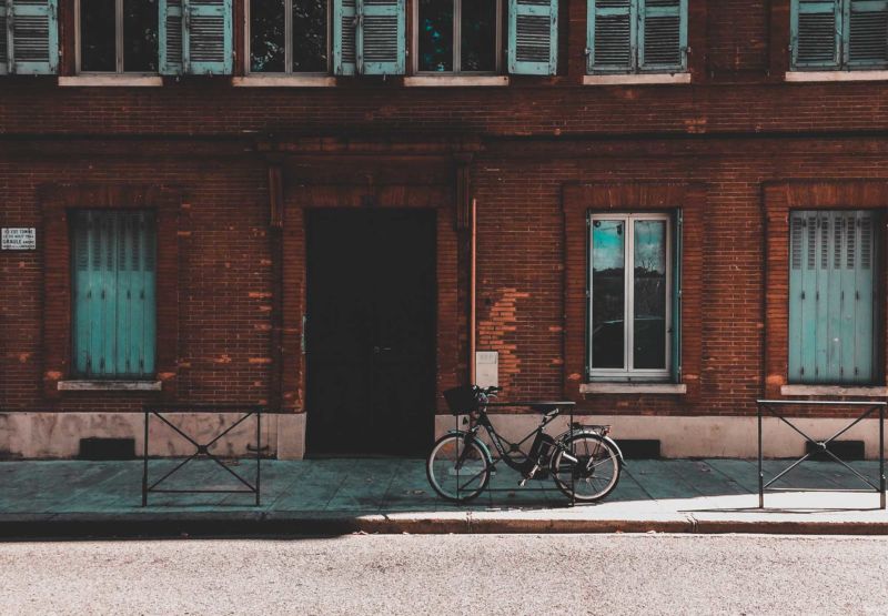 Straße Hauswand Fahrrad Fensterläden