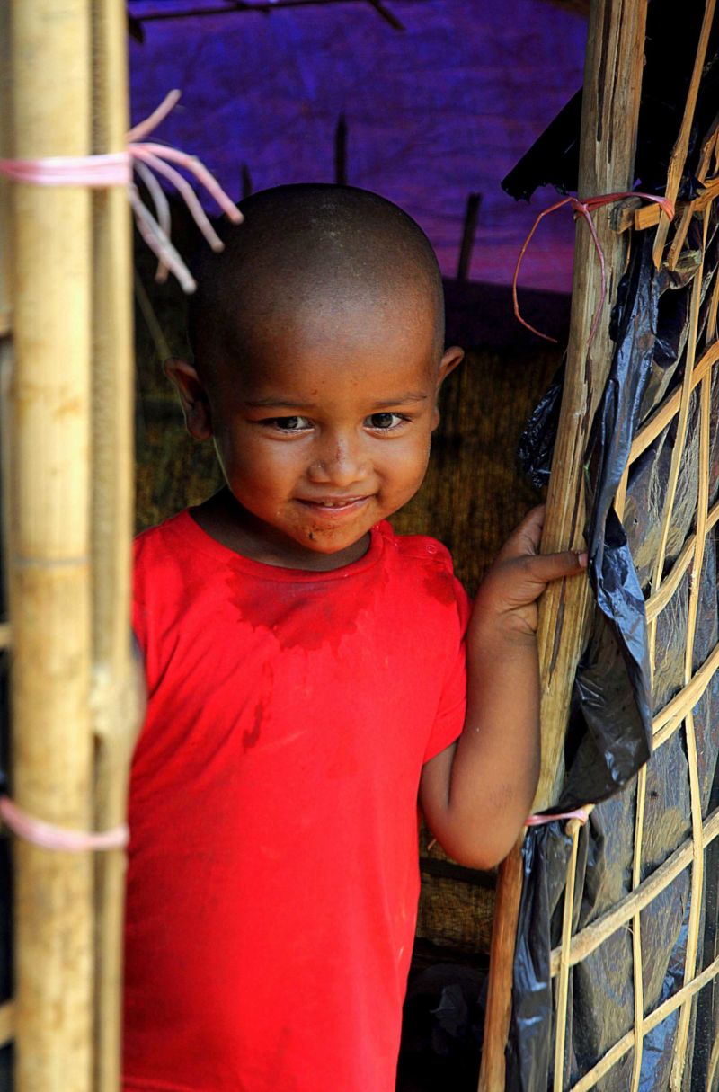 Rohingya Junge Rot Shirt Lachen Kind Flüchtlinge Camp Bangladesch
