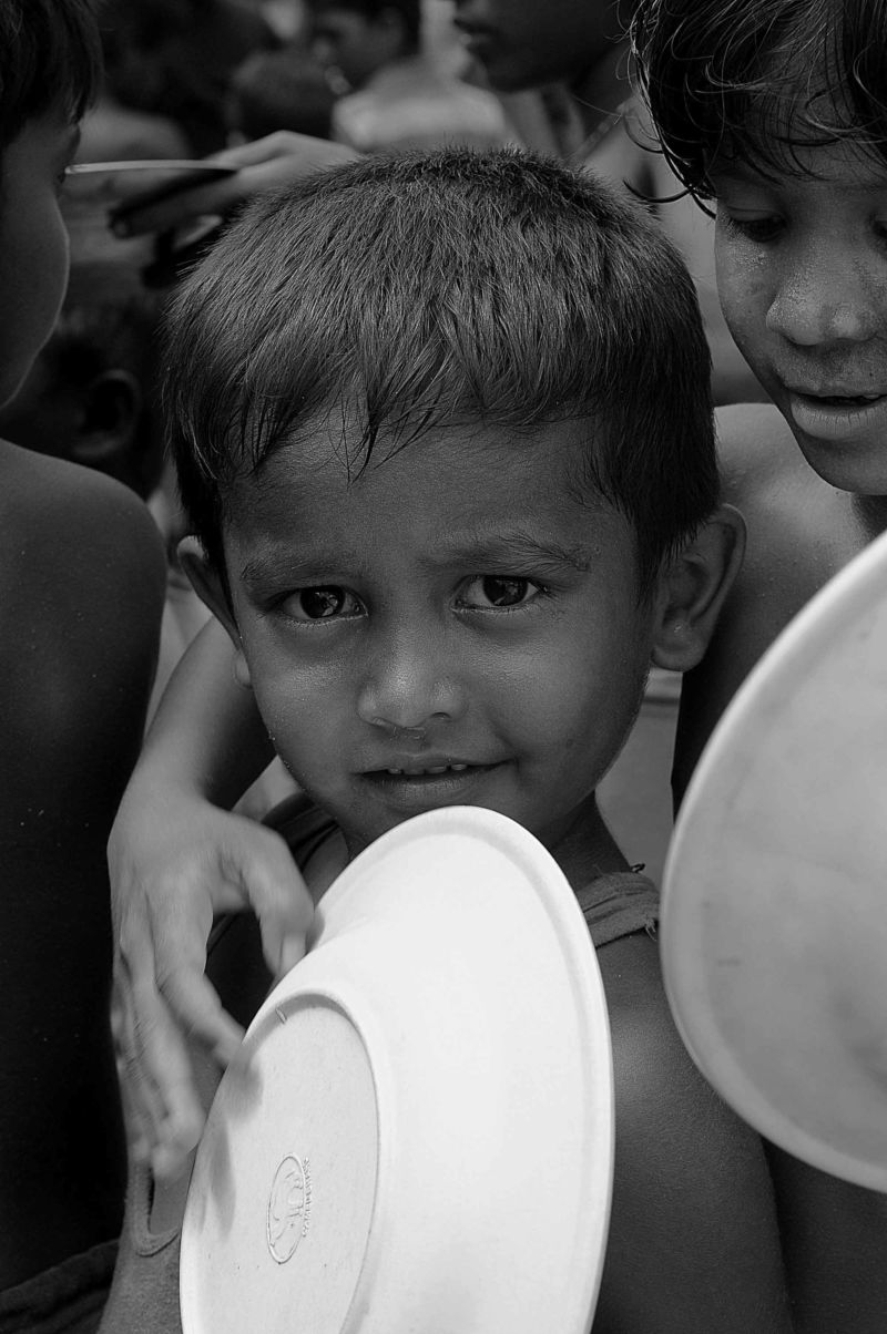 Flüchtling Rohingya Kind Essen Warten Teller Junge