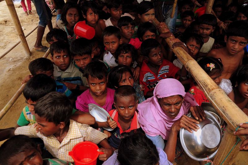 Rohingya Flüchtlinge Camp Essen Mittagessen Schlange Warten