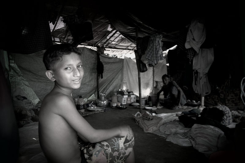 Rohingya Junge Flüchtling Camp Zelt Lächeln