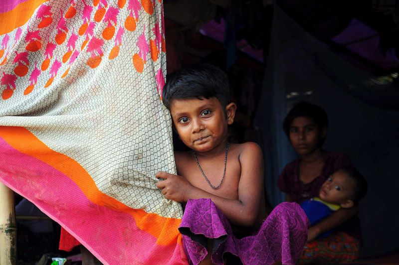 Rohingya Flüchtling Junge Kind Zelt Blick Portrait