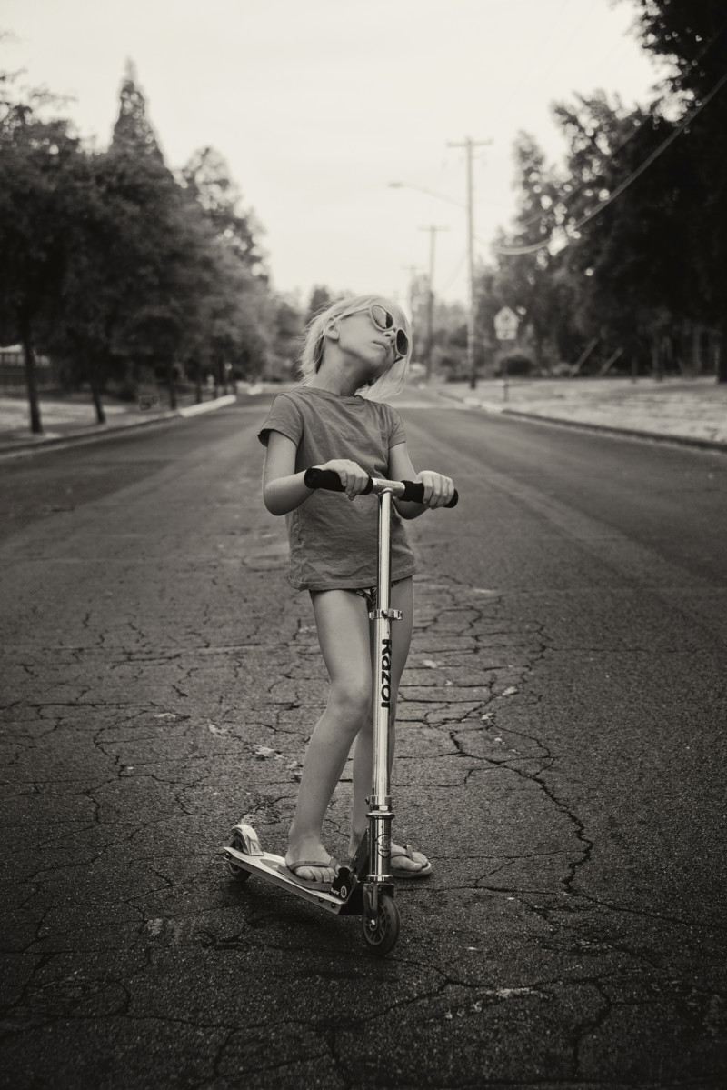 City Roller Mädchen Straße Pose Image