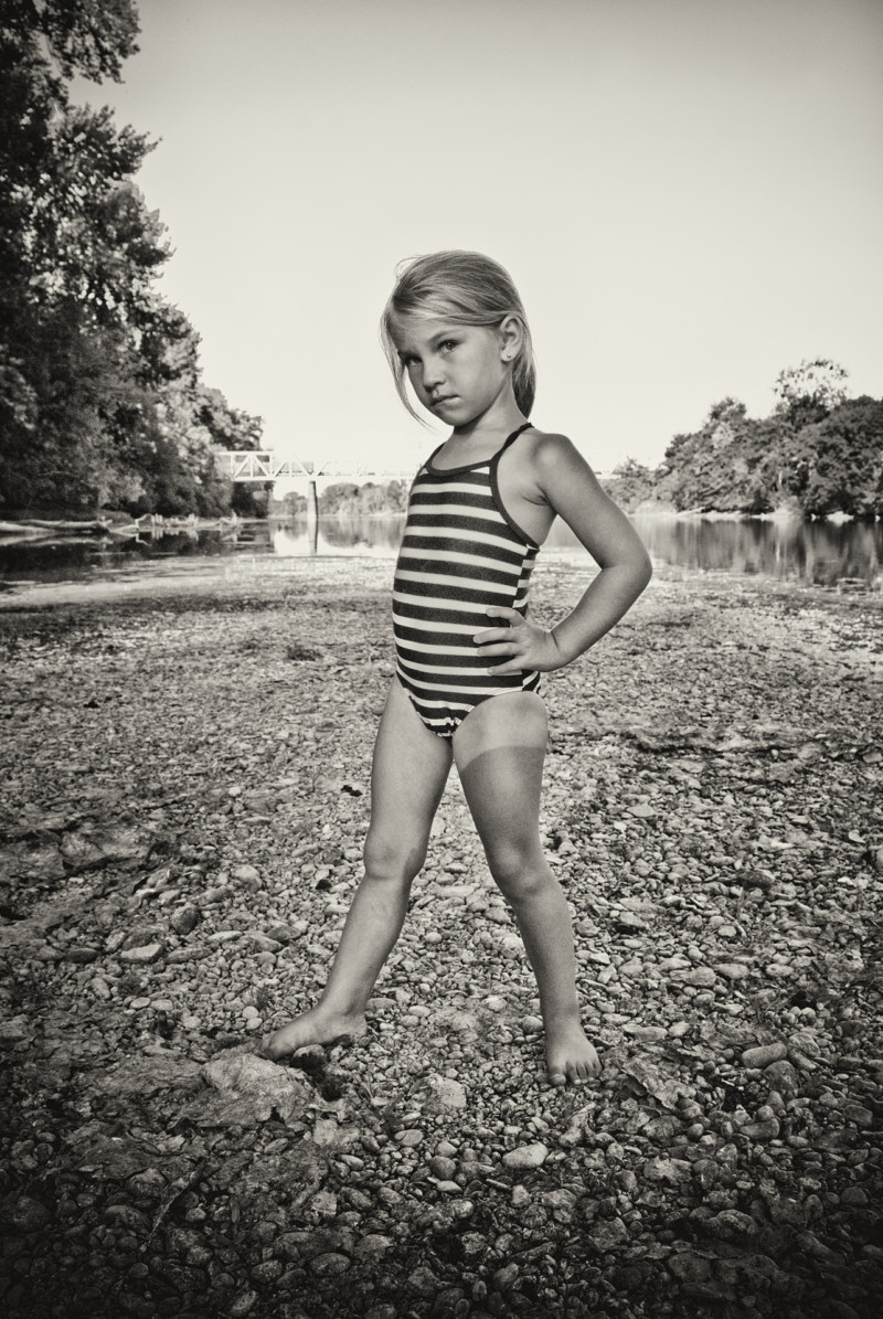Badeanzug Pose Schotter Mädchen Stereotype Image