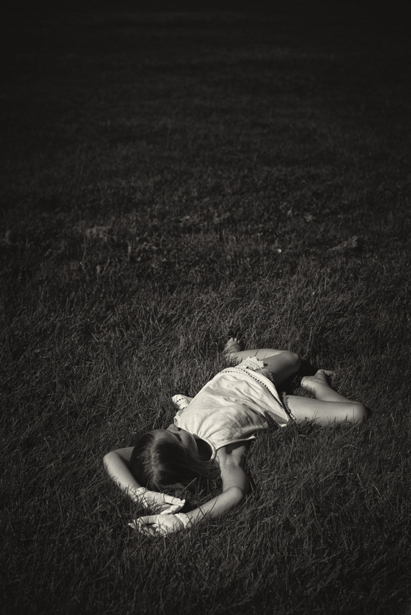 Wiese Gras liegen ausruhen chillen Mädchen