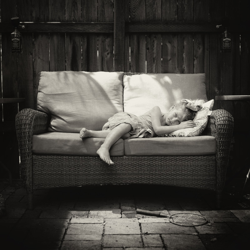 Mädchen Liege Sofa Kissen Chillen Tennisschläger