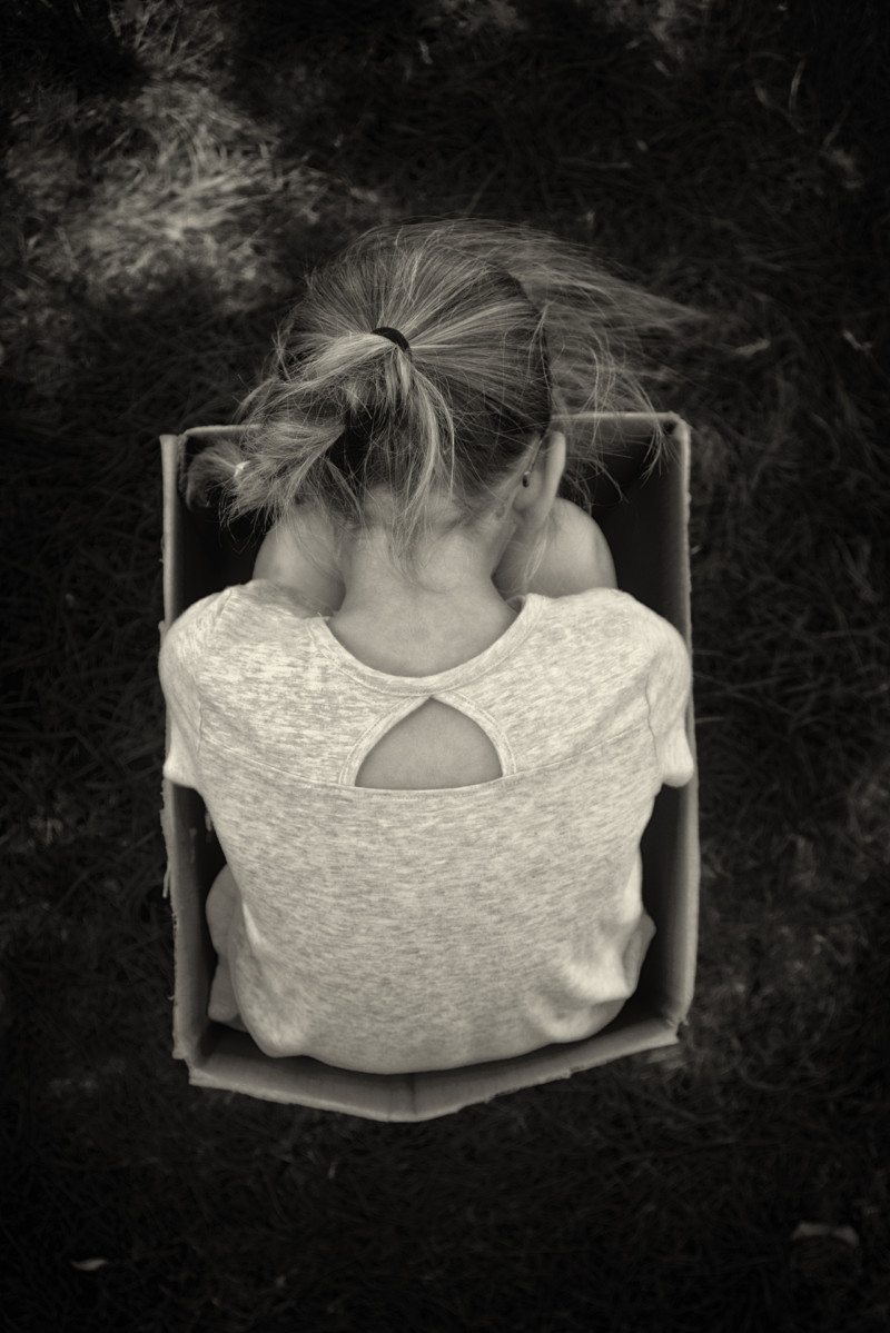 Karton Box Rücken sitzen Mädchen