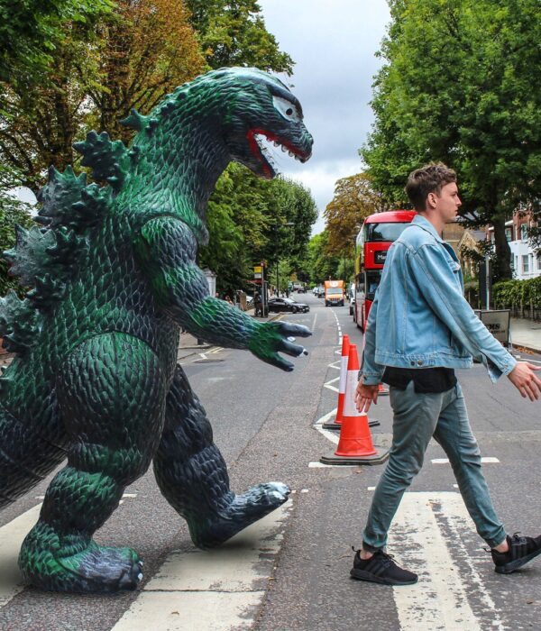 Zebrastreifen London Dino Godzilla