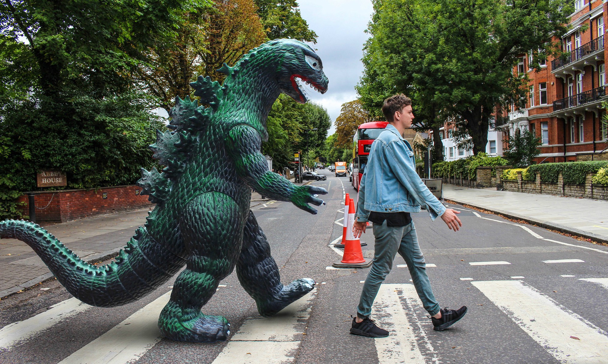 Zebrastreifen London Dino Godzilla