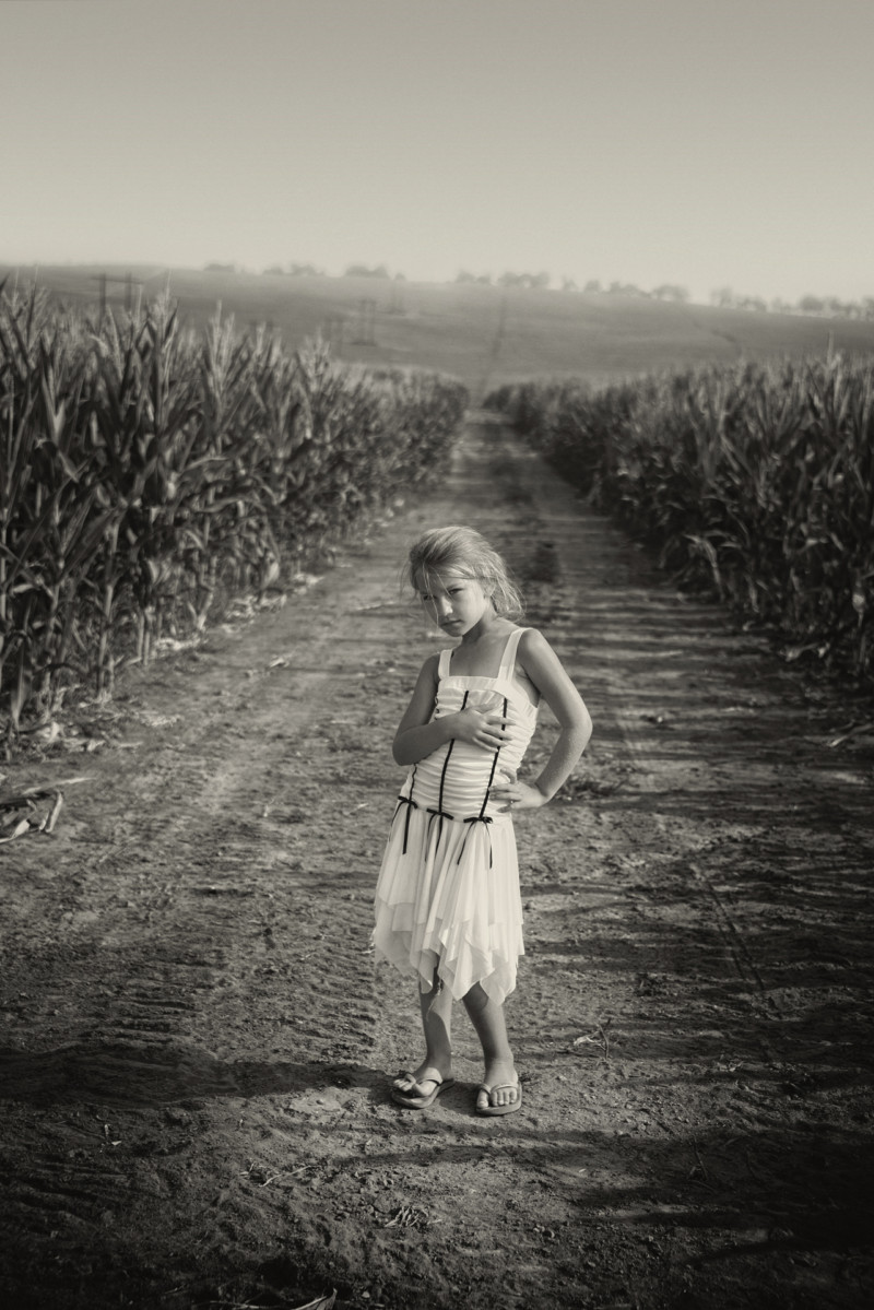Feld Kleid Weg Mädchen Pose