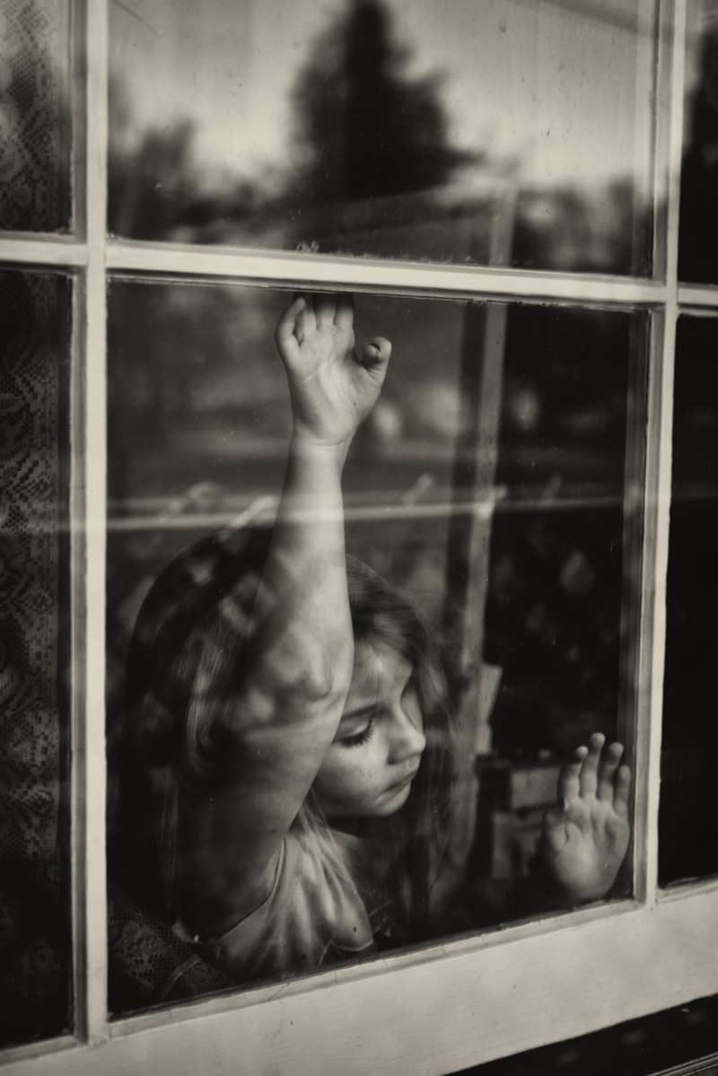 Fesnster schauen Regen Wetter Mädchen