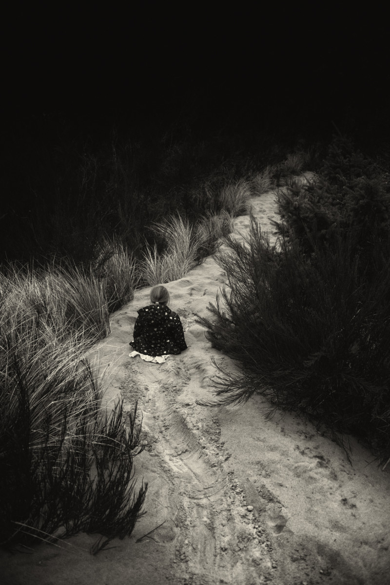 Mädchen sitzen Düne Sand Sträucher nachdenken