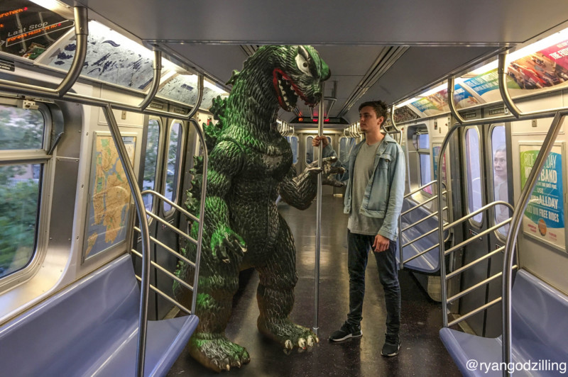 Subway U-Bahn fahren Ryan Kieran Murray Dino Godzilla