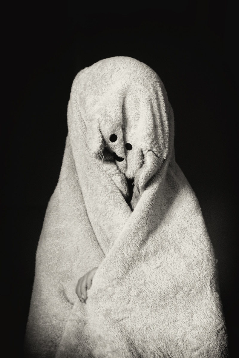 Handtuch Gesicht verstecken Mädchen