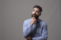 grübelnder Mann in Denkerpose