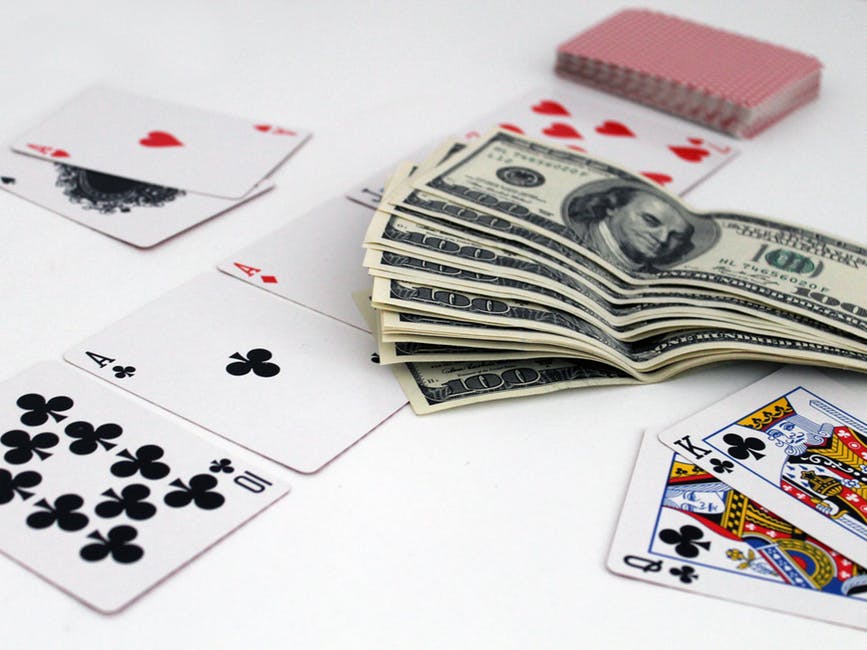 Spielkarten und Geldscheine