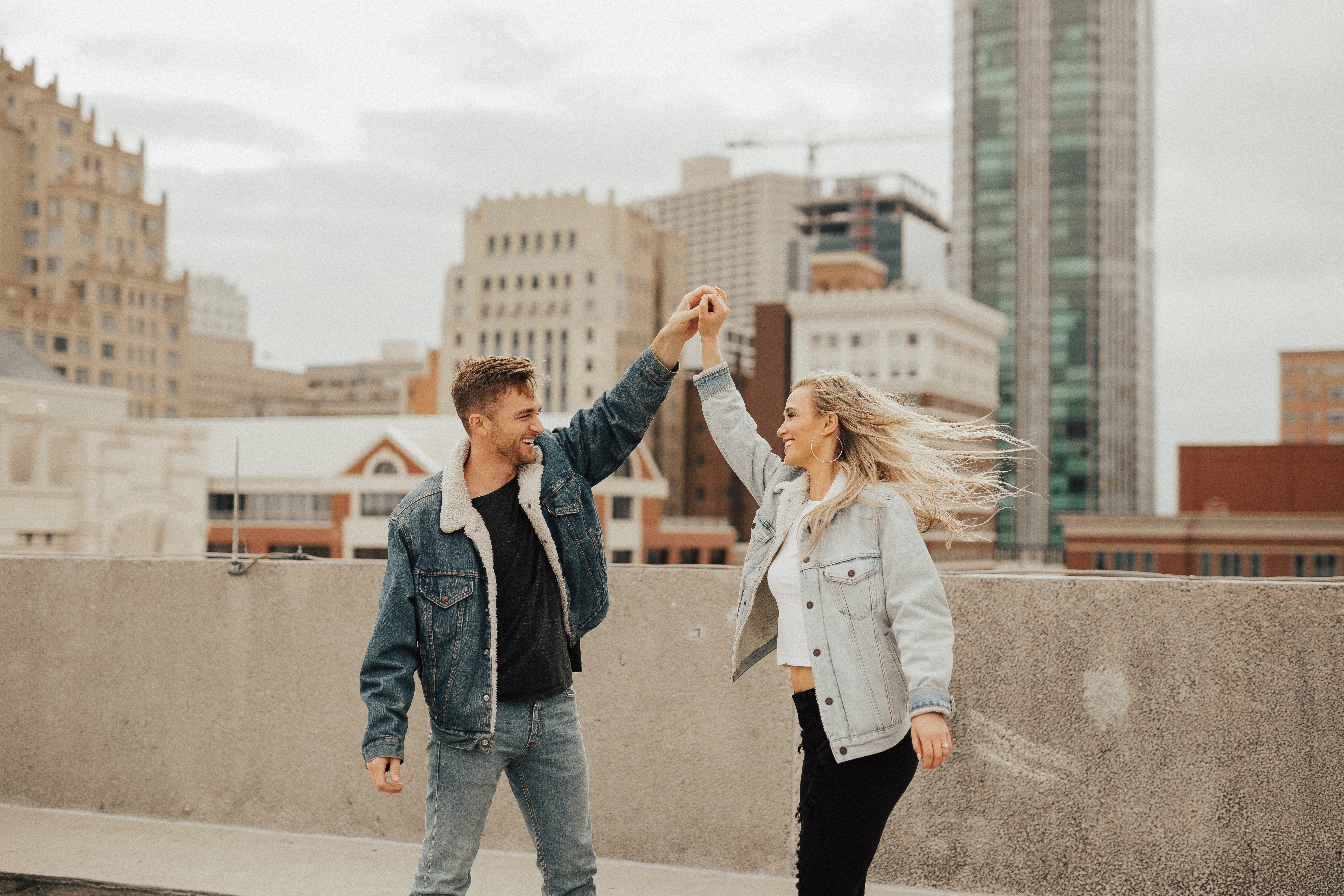 Mann und Frau tanzen auf Hausdach Komplimente