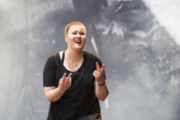 Laura Schwengberg Gebärdensprache Dolmetschen Konzert Bühne