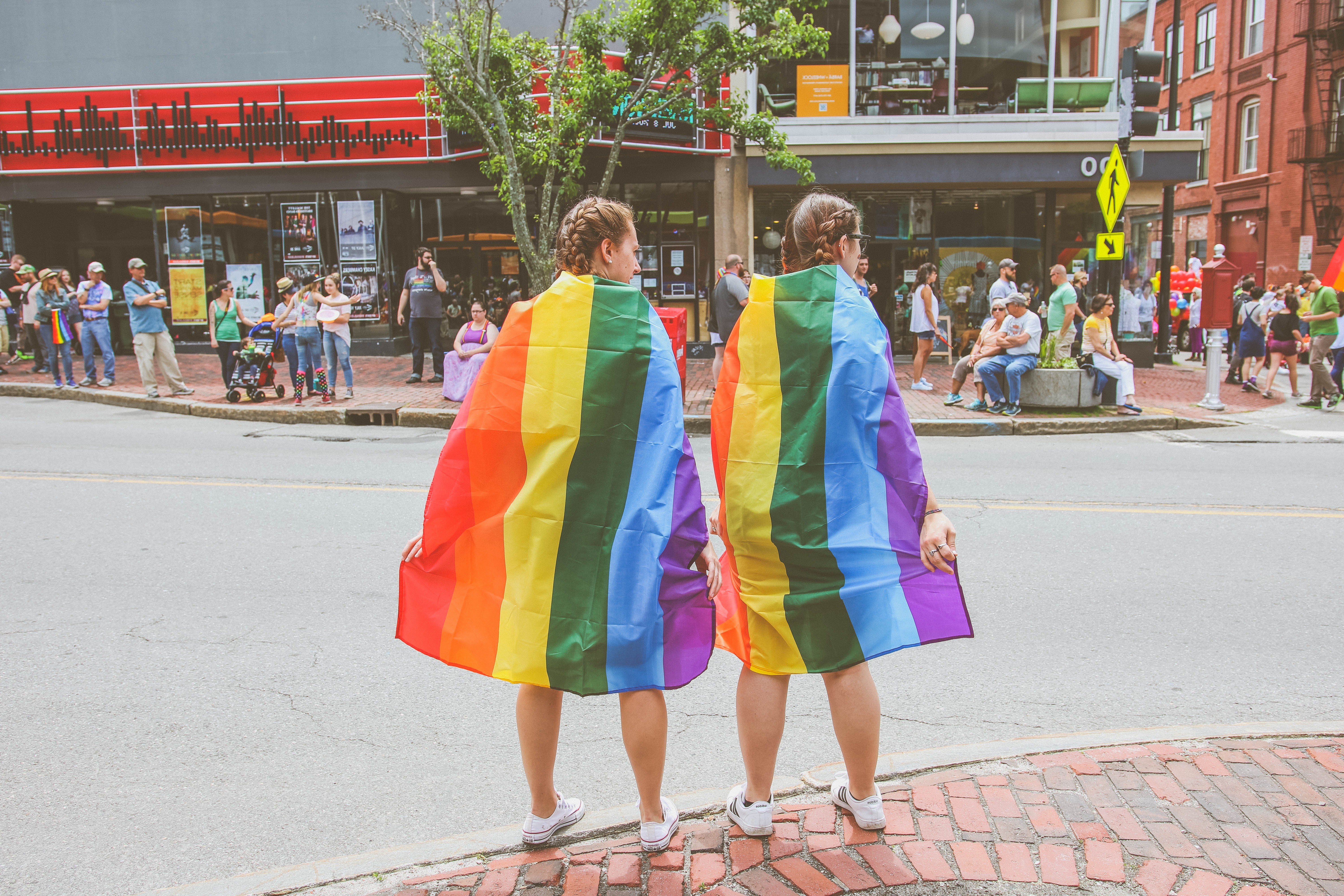Zwei Mädchen, Regenbogenflagge, LGBTQ