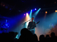 James Veck-Gilodi von Deaf Havana auf der Bühne