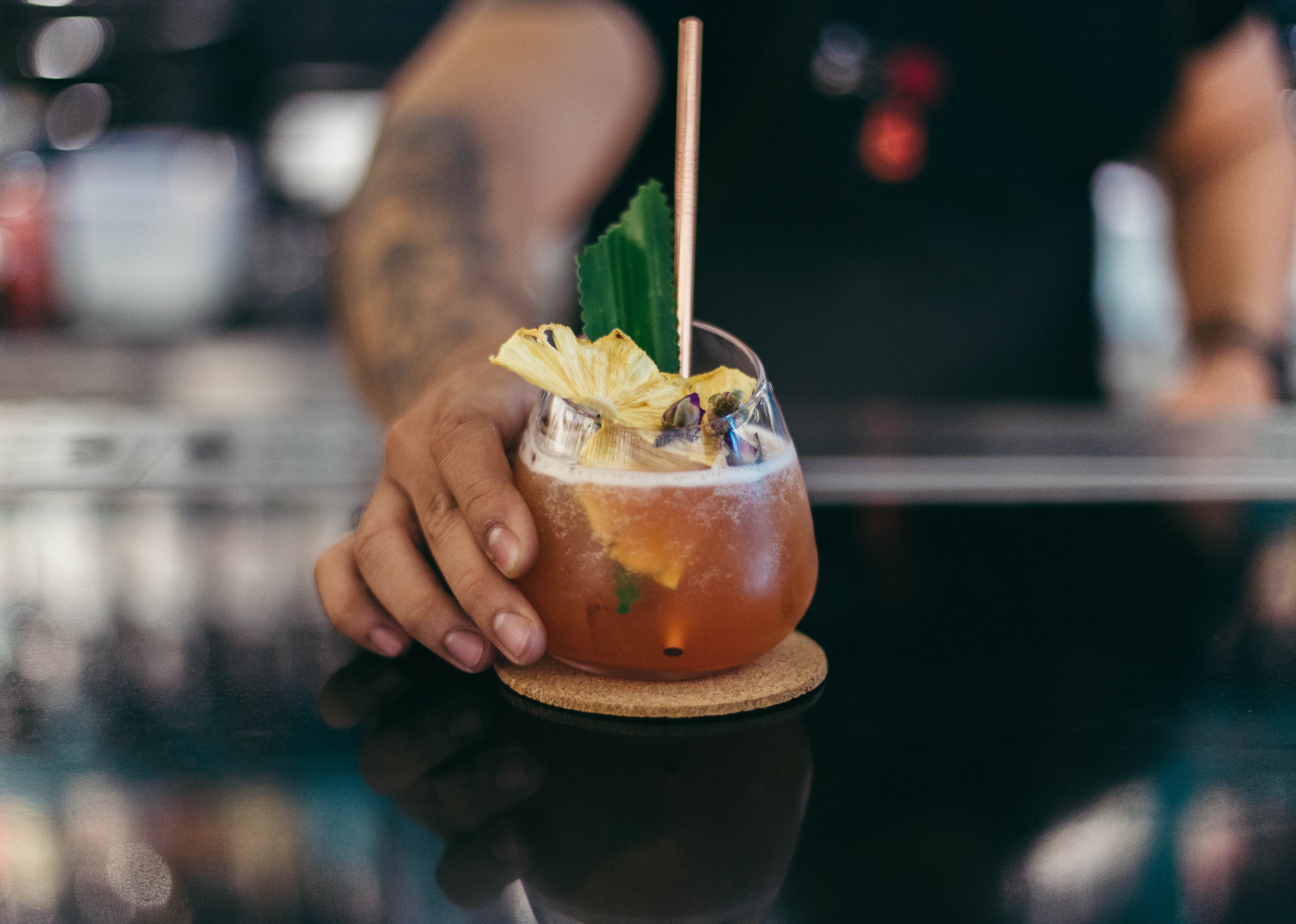 Barkeeper mit Cocktail in der Hand