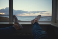 Sockige Füße in der Öffentlichkeit