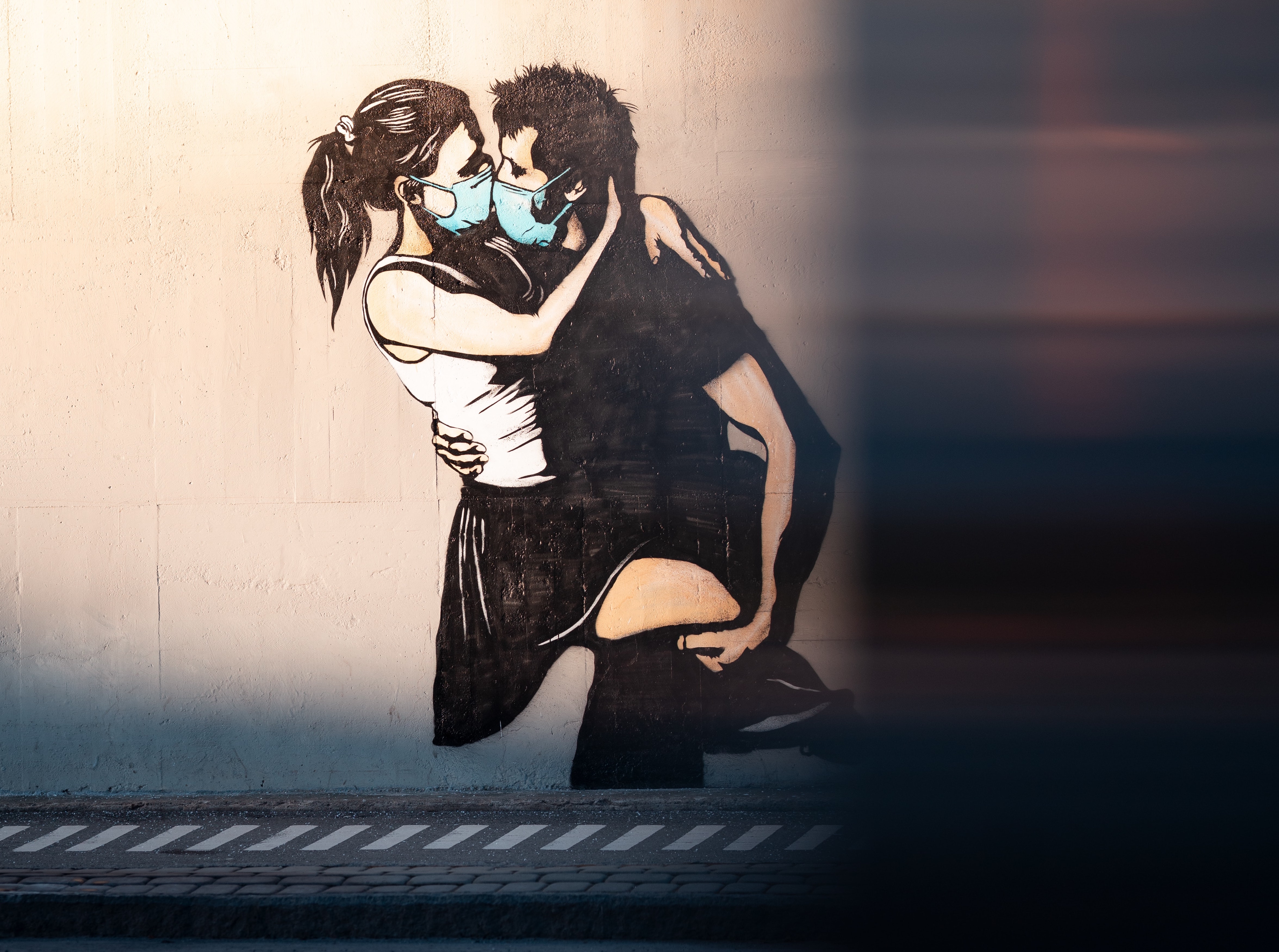 Mural eines sich küssenden Paares mit Mundschutz